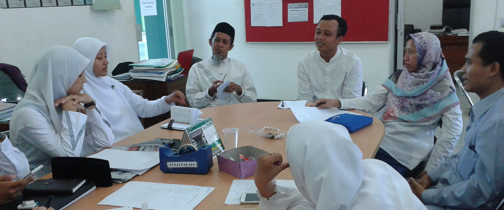 Para dosen Bahasa Inggris sedang melakukan rapat koordinasi persiapan perkuliahan Semester Gasal Tahun Akademik 2016/2017.
